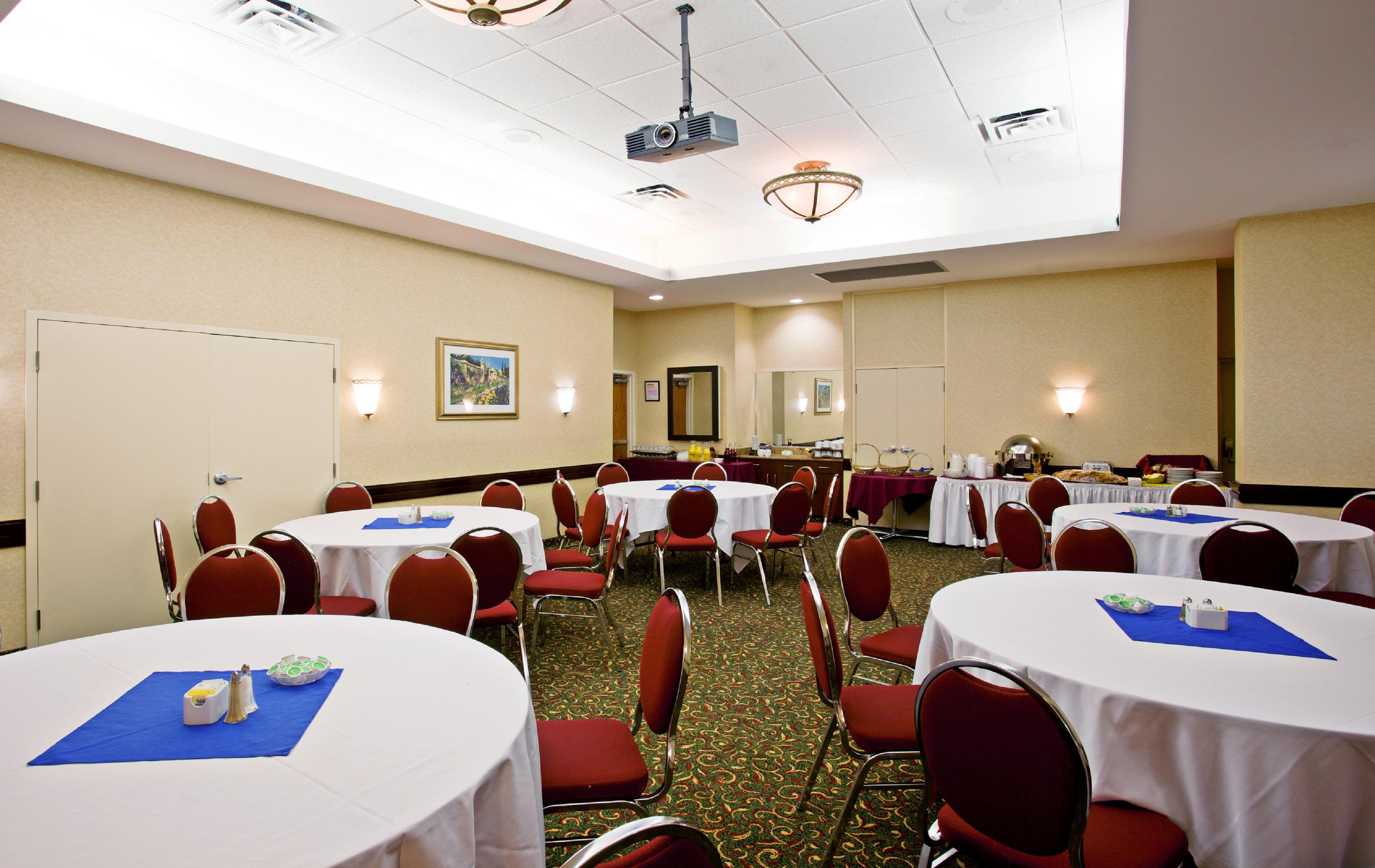 Holiday Inn & Suites Winnipeg Downtown By Ihg Exterior photo